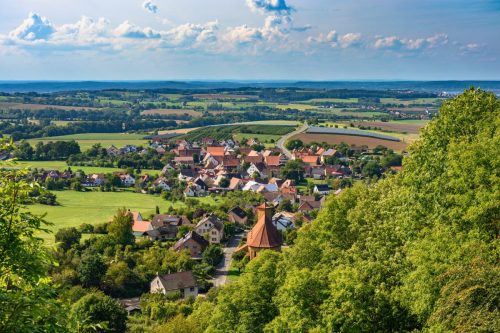 Sommerliche Landschaft in der Fränkischen Schweiz lädt zum Wandern ein - Blick von Regensberg über Weingarts in Richtung Forchheim, Bayern, Deutschland